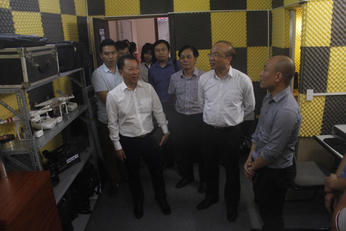 Thạc sĩ, Nhà báo Phạm Quốc Cường - Tổng Thư ký tòa soạn (ngoài cùng bên phải) đang giới thiệu về mô hình hoạt động của tòa soạn.