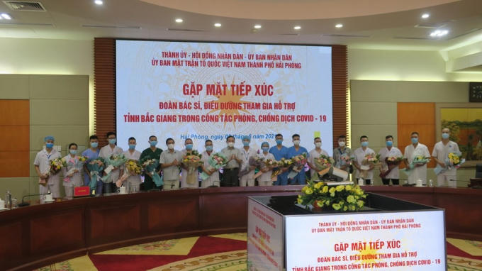 Lãnh đạo TP tăng hoa đoàn cán bộ y tế