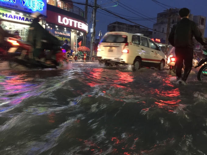 Mưa kéo dài khiến cho đường Võ Văn Ngân quận Thủ Đức bị ngập.