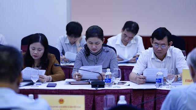 Nhiều đại biểu cho là hoạt động của các cơ quan có trách nhiệm chăm sóc và bảo vệ trẻ em chỉ mang tính chất tổng hợp chung, chưa có giải pháp tổng thể và cụ thể, chưa có chiều sâu.
