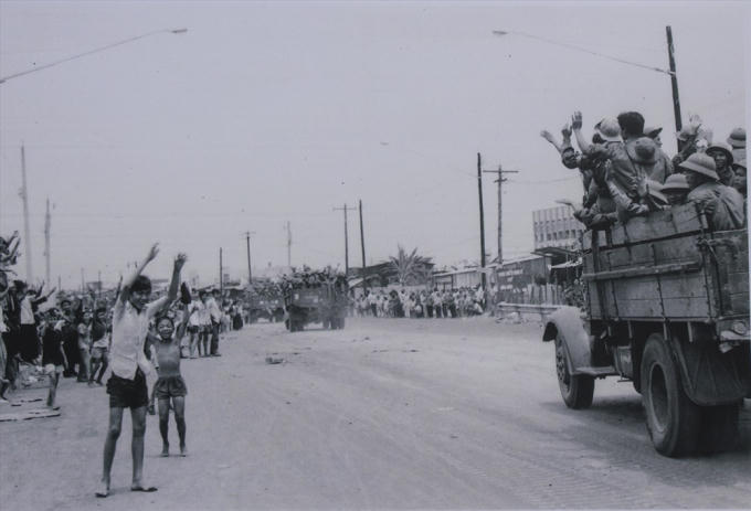 Nhân dân đổ ra xa lộ Sài Gòn – Biên Hòa đón các chiến sĩ giải phóng ngày 30.4.1975. Ảnh tư liệu