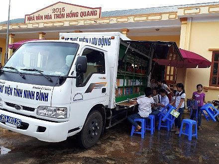 Người dân thôn Hồng Quang, xã Xích Thổ đọc sách từ xe thư viện lưu động. (Ảnh: Báo Ninh Bình)