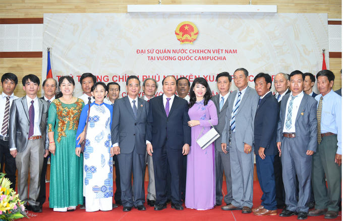 Thủ tướng Nguyễn Xuân Phúc chụp ảnh cùng bà con kiều bào tại Campuchia.
