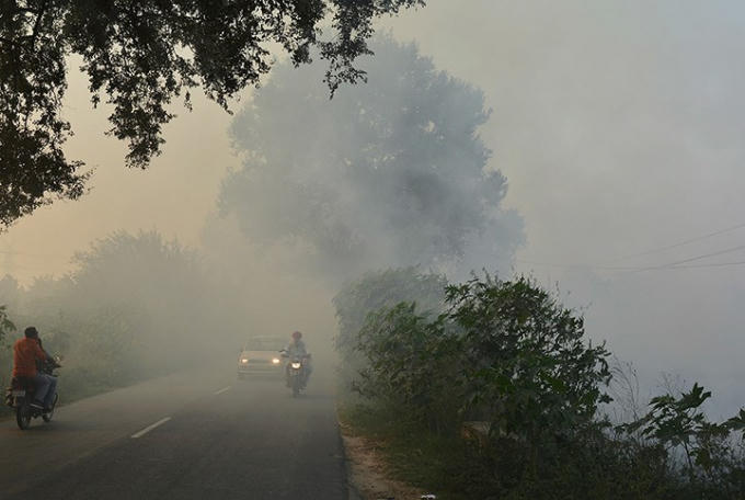 Ủy ban Kiểm soát Ô nhiễm thuộc chính phủ khuyến cáo người dân không nên ra ngoài vào sáng sớm và chiều muộn cũng như luôn mang theo thuốc nếu bị hen suyễn. Ảnh: AP