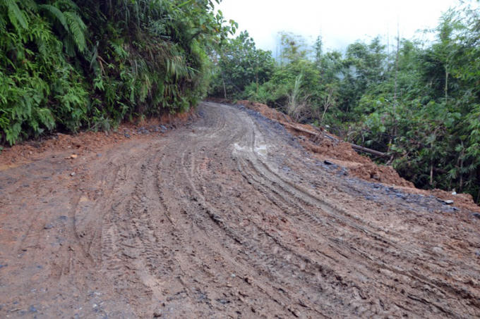 Theo người dân địa phương, kể từ khi có mỏ quặng người dân khó khăn đi lại trong mùa mưa. (ảnh: Phàn Giào Họ).