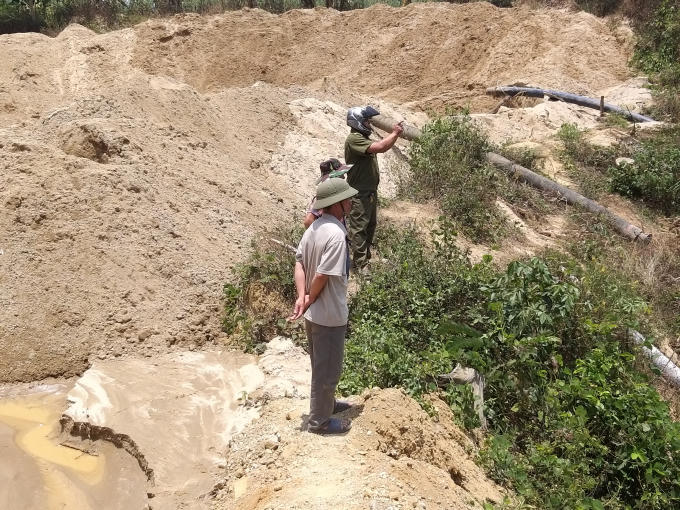Lực lượng Công an xã Cư Bông đang có mặt tại hiện trường hút cát trái phép.