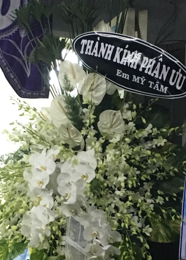 Ca sĩ Mỹ Tâm chưa kịp đến viếng đã gửi vòng hoa kính viếng cho đàn anh.