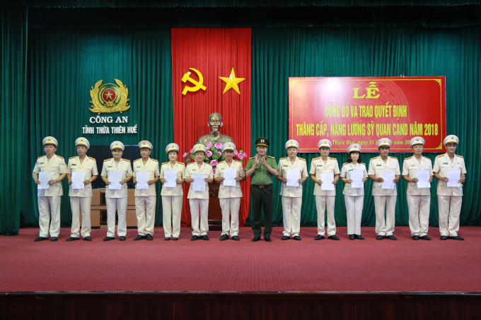 Đại tá Lê Quốc Hùng - Trao Quyết định thăng cấp, nâng bậc lương sỹ quan CAND cho chi huy CBCS các đơn vị.