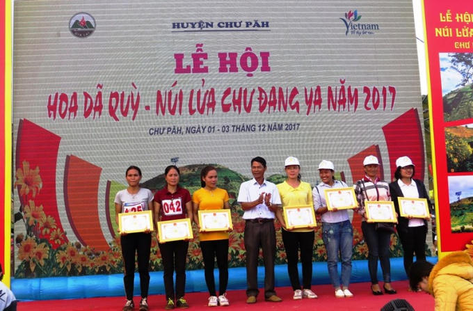 Ban tổ chức trao giải cho người đạt giải các môn thi thể thao.