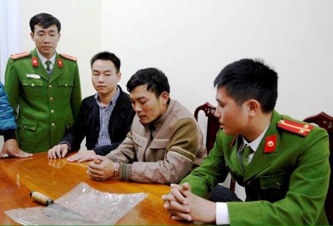 Đối tượng Trần Hậu Công (thứ 2 bên phải) kẻ giết bạn mình chỉ vì xích mích trên bàn nhậu.