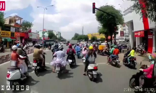 Clip: Xe tải tông hàng loạt xe máy đang dừng đèn đỏ
