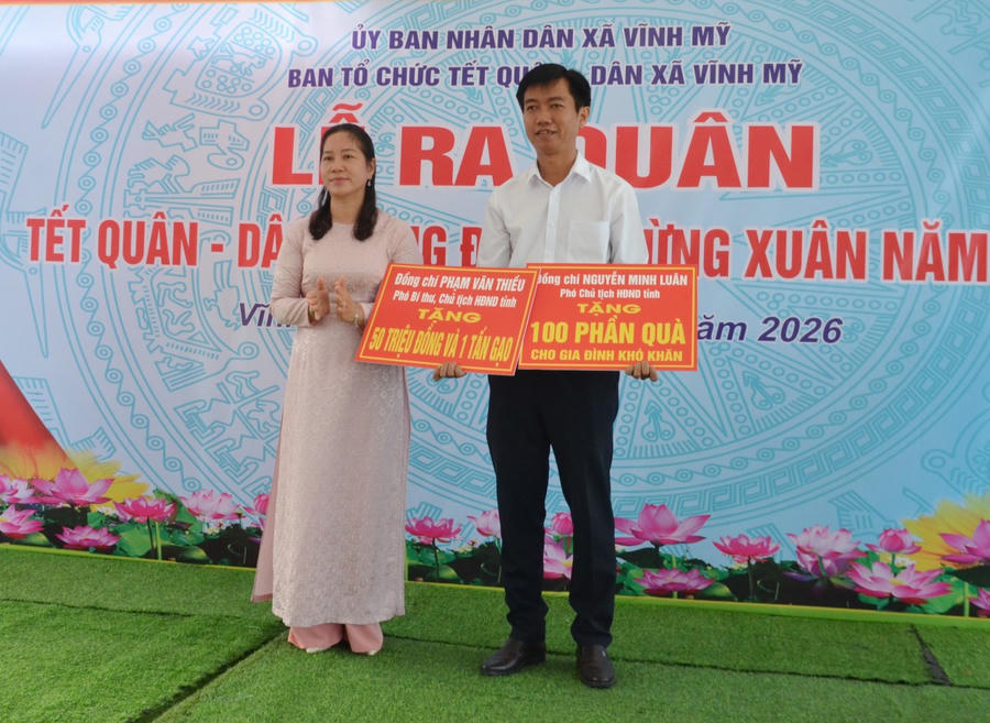 Dịp này, ông Phạm Văn Thiều – Phó Bí thư Tỉnh ủy, Chủ tịch HĐND tỉnh Cà Mau gửi tặng 50 triệu đồng và 01 tấn gạo; ông Nguyễn Minh Luân – Ủy viên BTV Tỉnh ủy, Phó Chủ tịch UBND tỉnh Cà Mau gửi tặng 100 phần quà cho xã Vĩnh Mỹ (lãnh đạo xã nhận bảng tượng trưng).