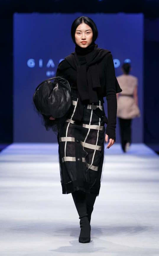 Siêu mẫu Lan Khuê diện đầm đen kiêu kỳ làm vedette trên sàn diễn Vietnam International Fashion Week Thu Đông 2018