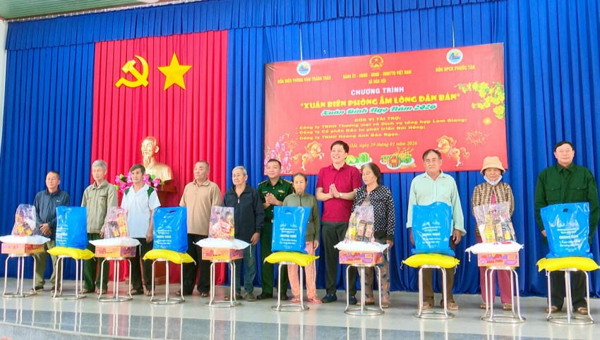 Ban Chỉ huy Đồn Biên phòng Vàm Trảng Trâu và nhà hảo tâm, đơn vị tài trợ trao quà tết cho người dân