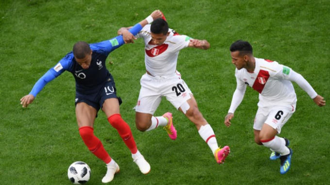 Thường xuyên có hai cầu thủ Peru theo kèm mỗi khi Mbappe có bóng.
