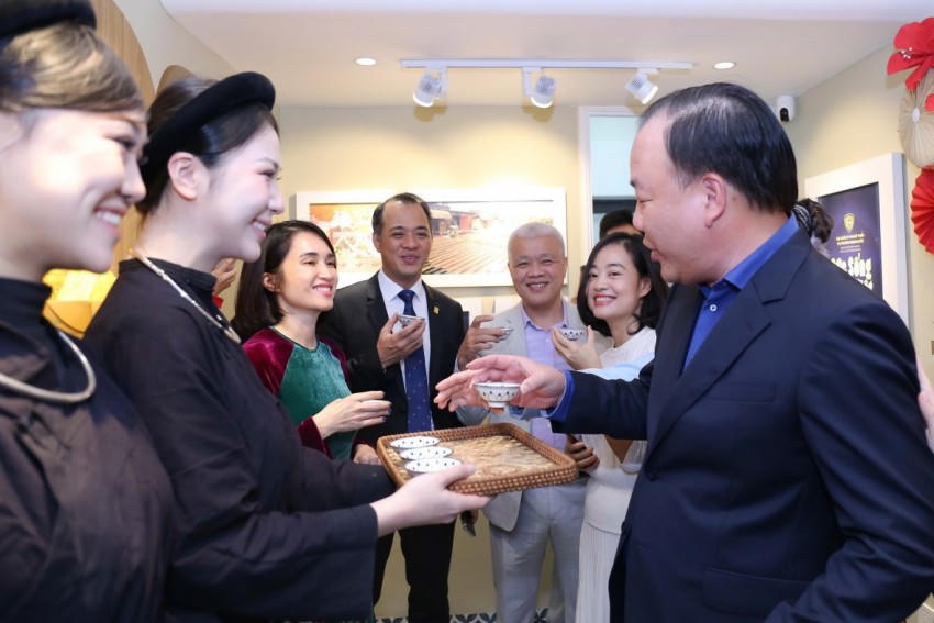 Cục trưởng Cục Quản lý và Phát triển thị trường trong nước Trần Hữu Linh tham quan khu trưng bày các sản phẩm Việt.