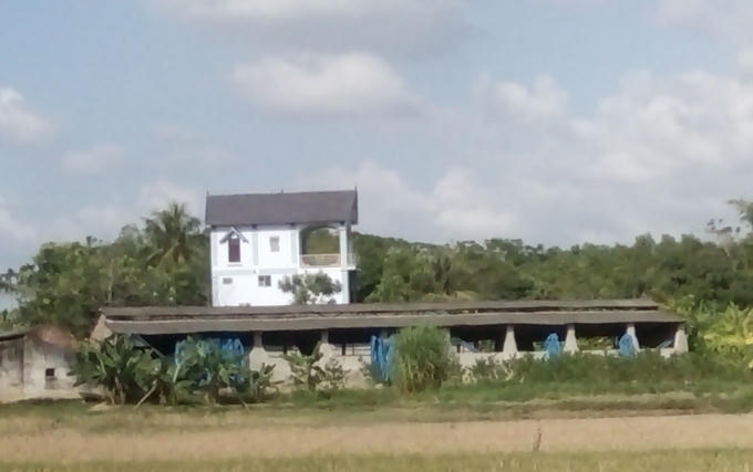 Trang trại án ngữ ngay giữa làng Đông Khê gây ô nhiễm cho cả làng hàng chục năm nay.