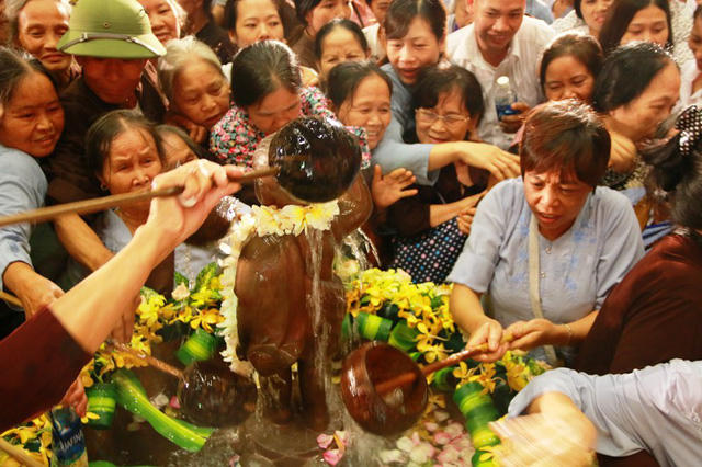 Cảnh chen lấn xô đẩy nhau kinh hoàng diễn ra ngay trước mặt Đức Phật khiến nhiều người chứng kiến cũng đành "bó tay" với dòng người ùn ùn kéo đến tắm Phật.