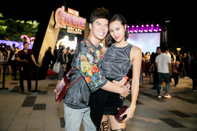 Nathan Lee lại dát kim cương ''từ đầu tới chân'', quấn quýt bên Phương Mai