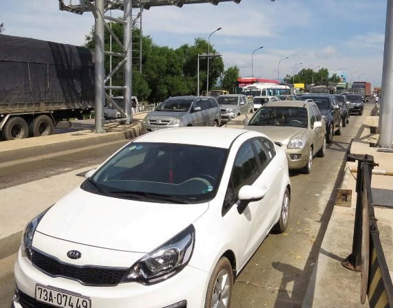 Nhiều người dân đưa ô tô đến chặn tại Trạm thu phí Quán Hàu vào sáng 1/6.