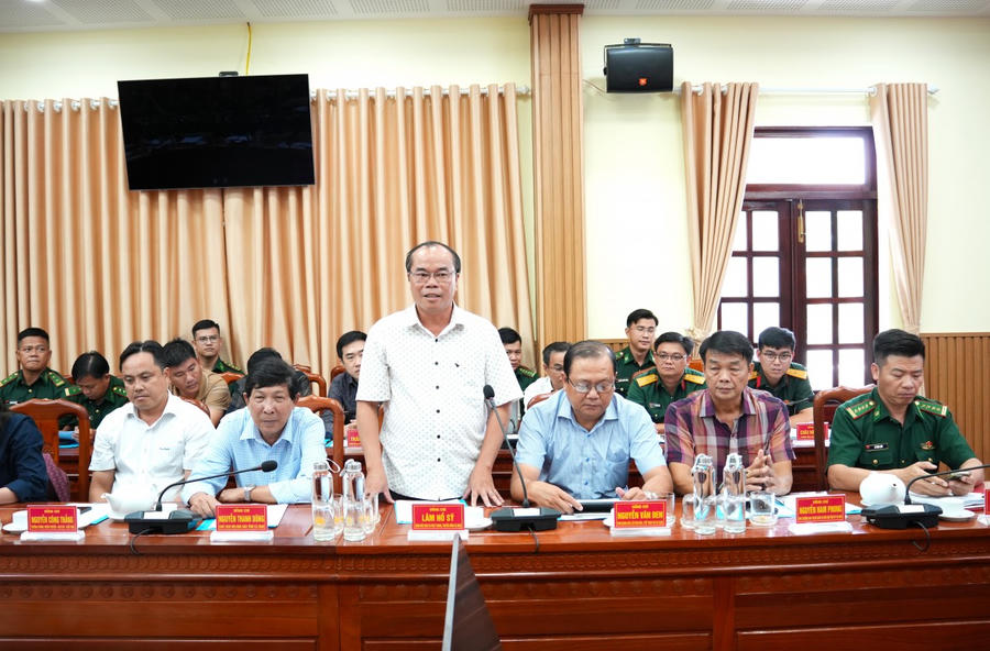 Ông Lâm Hồ Sỹ – Giám đốc Báo và Phát thanh, Truyền hình Cà Mau phát biểu ý kiến tại buổi gặp mặt.