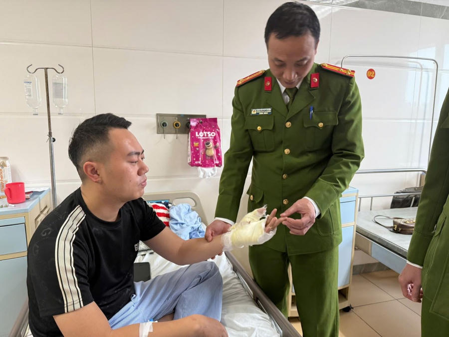 Đại ủy Nguyễn Nhân Huy được điều trị tại bệnh viện.
