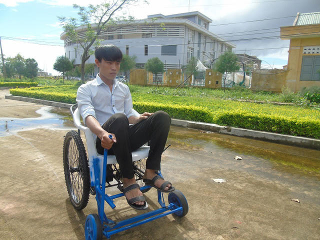 Nguyễn Mạnh Hùng vận hành thử chiếc xe do mình chế tạo