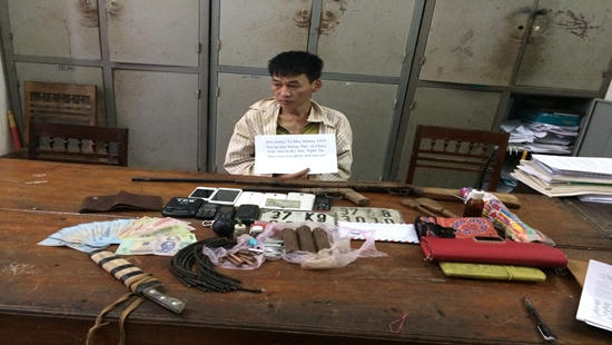 Đối tượng cùng tang vật tại cơ quan Công an. (Ảnh: báo Công lý)