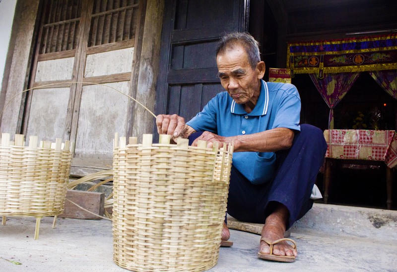 Phần tre được sử dụng để làm cối phải là tre vừa đủ già, thân thẳng, rồi được ngâm, chẻ thật mỏng để đan bện.