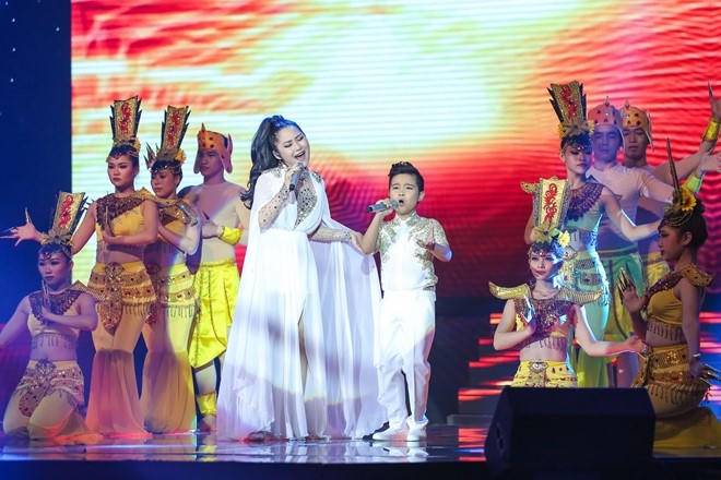 Phần song ca cùng khách mời, bé Nhật Minh kết hợp cùng nữ ca sĩ Hương Tràm.