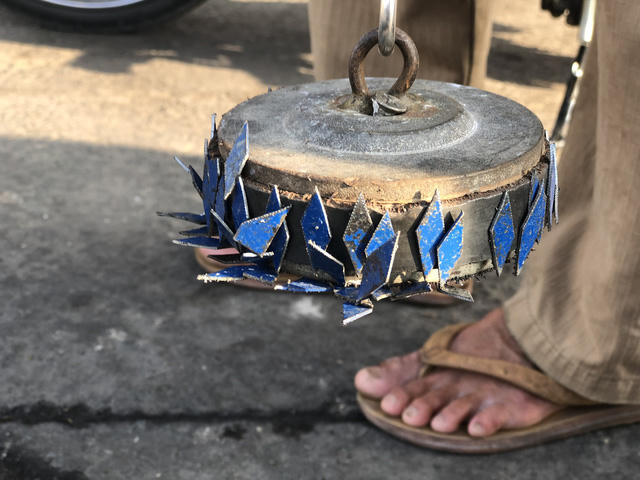 Chỉ một đoạn ngắn, ông C. đã gom được hơn 50 mảnh kim loại hình ách rô