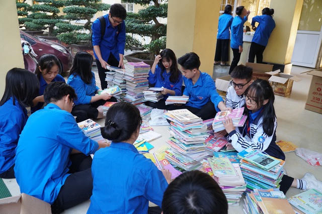 Ngoài sách, vở, đồ dùng học tập, học sinh Trường THPT Lê Viết Thuật quyên góp và kêu gọi được sự ủng hộ, chung tay của nhiều người ủng hộ quần áo, nhu yếu phẩm tặng học sinh và nhân dân vùng lũ.