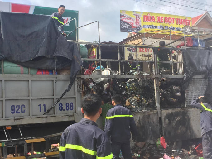 Đám cháy đã được khống chế nhưng thiệt hại hàng hóa cả 100 triệu đồng