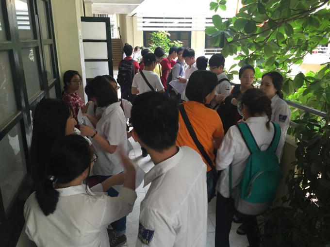 Gần 900.000 thí sinh bước vào buổi thi THPT quốc gia đầu tiên