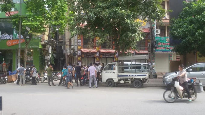 Lực lượng chức năng có mặt ở hiện trường để điều tra làm rõ nguyên nhân sự việc.