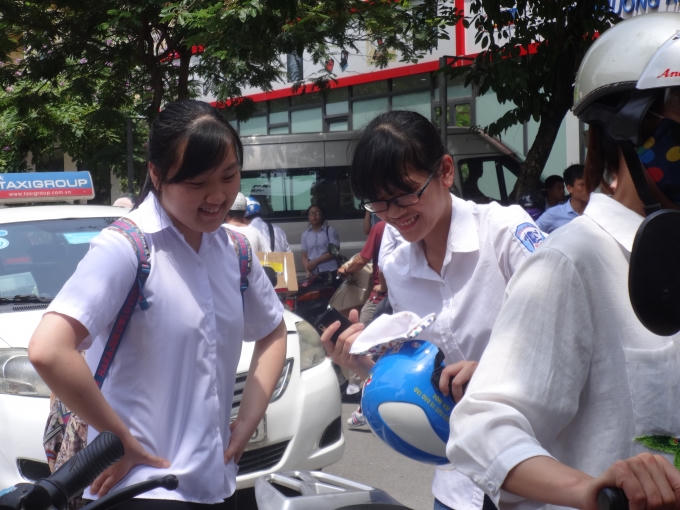 Nhiều thí sinh tỏ vẻ vui mừng vì đã trải qua môn thi đầu tiên khá suôn sẻ.