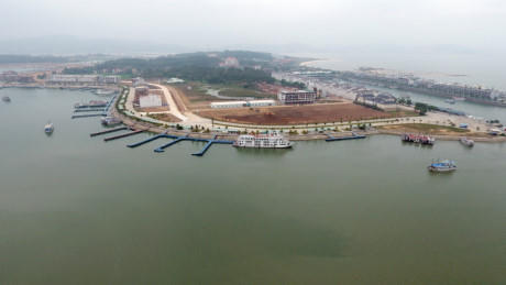 Ngoài đề xuất lấn biển xây biệt thự hình đóa hoa, tập đoàn này còn được cho phép điều chỉnh quy hoạch mở rộng sân golf từ 18 lỗ lên thành 27 lỗ với diện tích 143 ha; mở rộng lộ giới đường dẫn từ đất liền ra đảo Tuần Châu, bổ sung cầu với chiều dài 120 m.