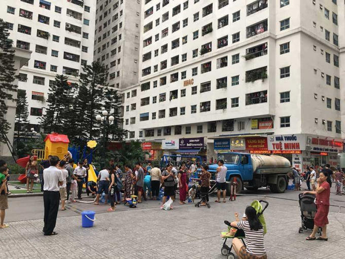 Người dân khu chung cư HH Linh Đàm (Hoàng Mai, Hà Nội) xếp hàng lấy nước sạch từ xe téc. Ảnh: CTV