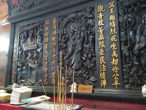 Một bức chạm gỗ Quan âm trong điện Thần Tài .