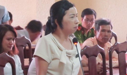 Vợ nạn nhân tại phiên tòa.