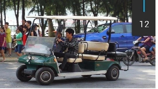 Xe điện ngang nhiên hoạt động tại khu du lịch Cát Bà.