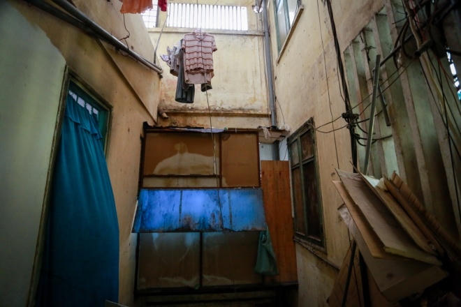 Các cửa sổ bị mục nát, người dân gia cố bằng nhiều loại vật liệu như vải, gỗ, ván ép...