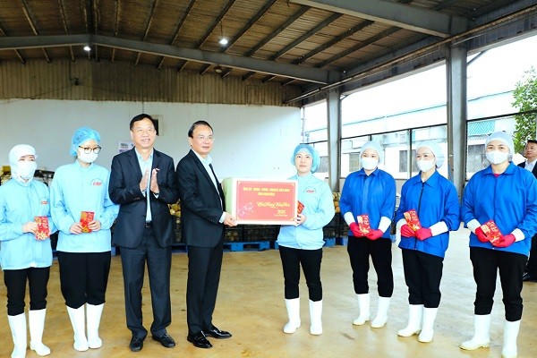 Bí thư Tỉnh ủy Ninh Bình, ông Đặng Xuân Phong tặng quà công nhân Công ty cổ phần Thực phẩm xuất khẩu Đồng Giao.