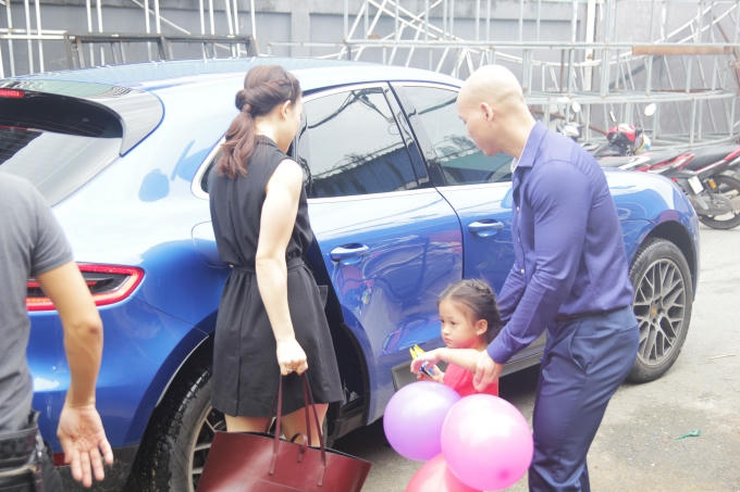 Bà xã Phan Đinh Tùng phá lệ cầm mic cùng chồng tại Sài Gòn Đêm Thứ 7