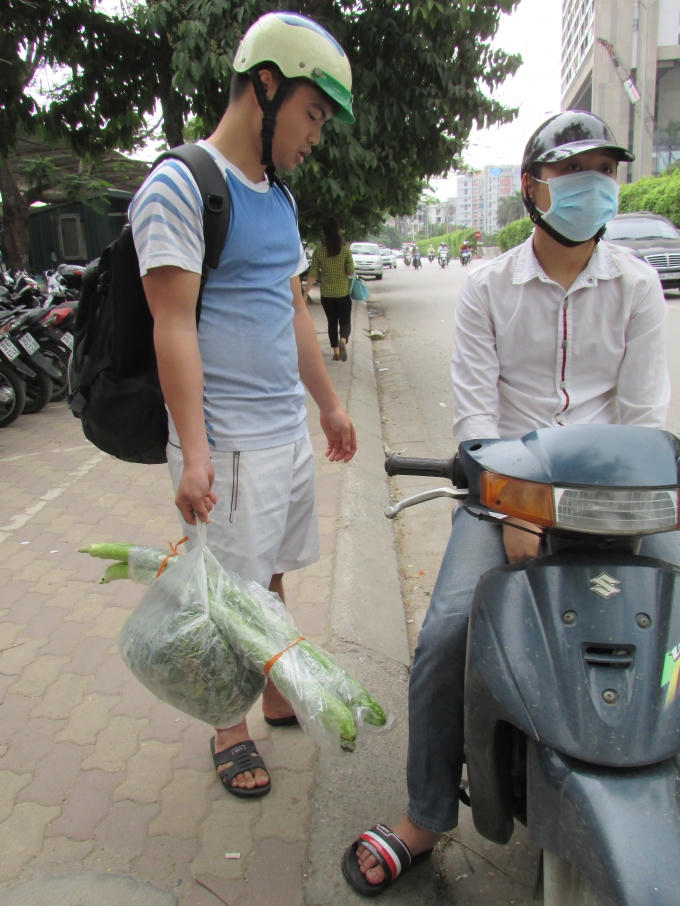 Tay xách nách mang nào bầu, nào rau ngót, thịt lợn.. từ quê ra Hà Nội. Ảnh: Bùi Hiền - Lê Thanh.