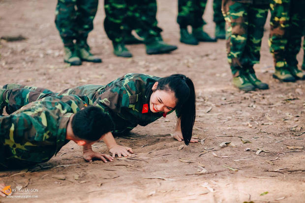 C&ocirc; gi&aacute;o xinh đẹp dạy m&ocirc;n Quốc Ph&ograve;ng - An Ninh khiến HS ầm ầm muốn học lại