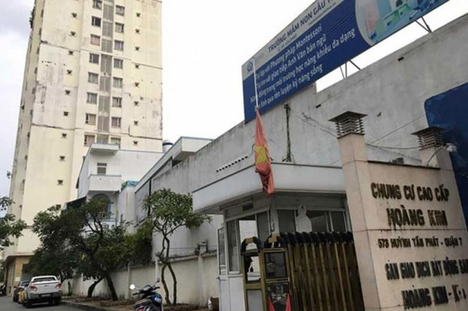Những cư dân của chung cư Hoàng Kim đang trong tình trạng “sống chết mặc bay”. Ảnh: P.V