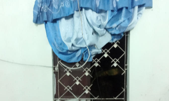 Cửa sắt bị cắt một lỗ lớn.