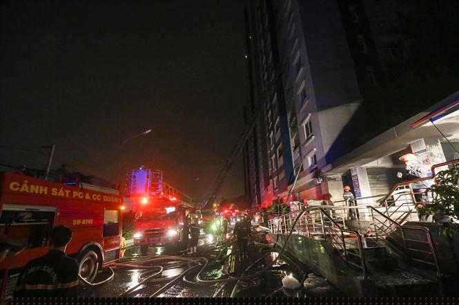 Vụ cháy chung cư cao cấp Carina Plaza (Quận 8, TPHCM) làm 13 người chết.