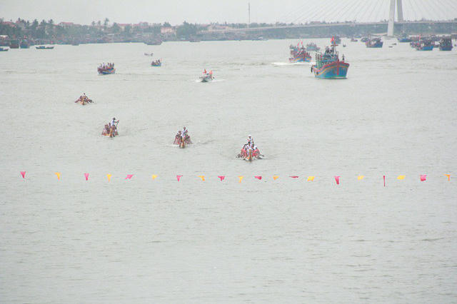 Rộn r&agrave;ng với lễ hội đua thuyền truyền thống tr&ecirc;n s&ocirc;ng Nhật Lệ